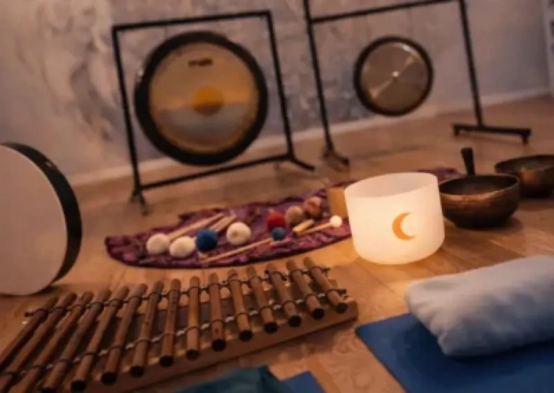 Strumenti per il bagno sonoro: gong, campane tibetane, ciotola di cristallo