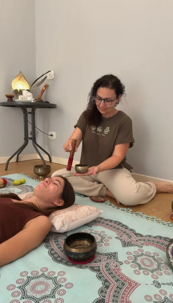 Laura Mascarello durante un trattamento sonoro con campana tibetana